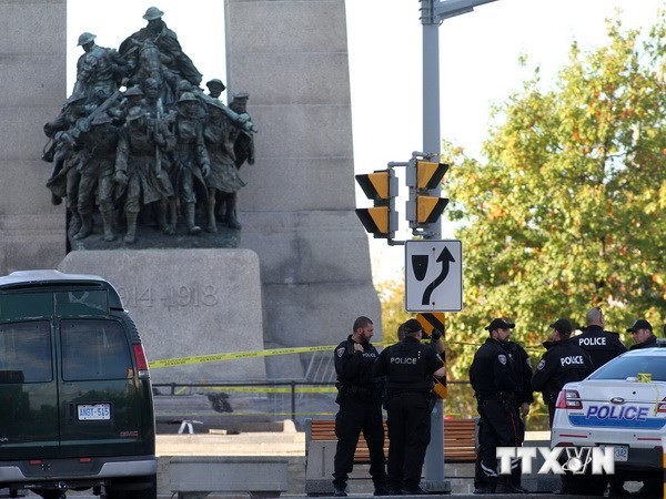  Cảnh sát được tăng cường tại khu vực Đài Tưởng niệm Quốc gia những người đã ngã xuống trong chiến tranh ở Ottawa. (Ảnh: AFP/TTXVN)