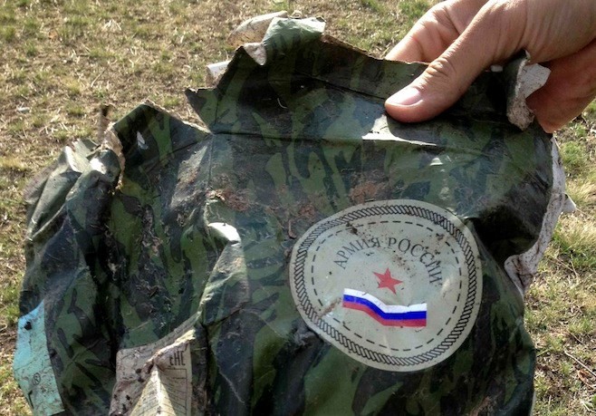 Phù hiệu của Quân đội Nga được tìm thấy ở Starobesheve (Nguồn: Reuters).