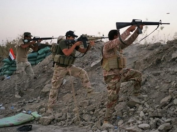 Lực lượng an ninh Iraq chiến đấu chống lại lực lượng IS. Ảnh minh họa. Ảnh: AP