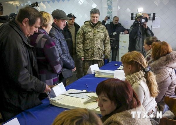 Tổng thống Petro Poroshenko (phải) thăm một địa điểm bầu cử ở thành phố Kramatorsk, miền Đông Ukraine. Ảnh: AFP/TTXVN