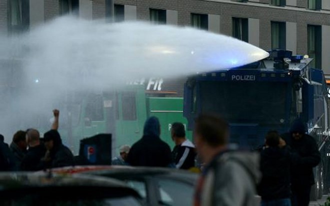 Cảnh sát Đức sử dụng vòi rồng để giải tán người biểu tình. (Nguồn: AFP)