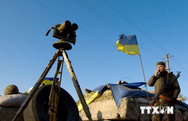 Binh lính Ukraine tại trạm kiểm soát thuộc khu vực miền đông Lugansk ngày 7/10. (Nguồn: AFP/ TTXVN)