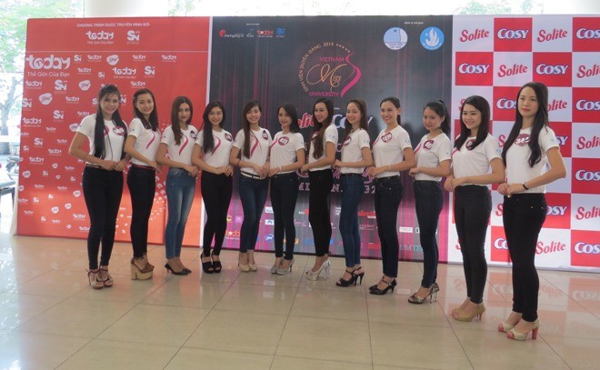 Nữ sinh viên Việt Nam duyên dáng sẵn sàng cho đêm chung kết