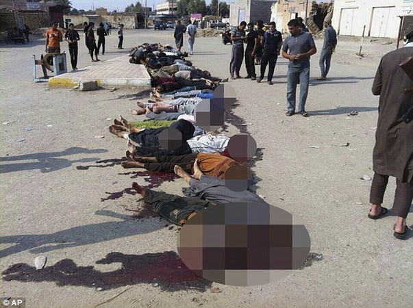 30 người đàn ông Sunni thuộc lực lượng kháng chiến bị IS thảm sát trên đường phố ở thị trấn Hit. (Nguồn: AP)