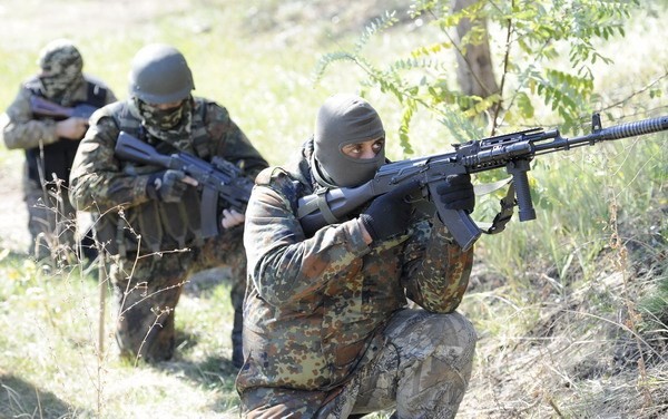 Binh lính Ukraine tại khu vực Miền Đông. (Nguồn: AFP/TTXVN)