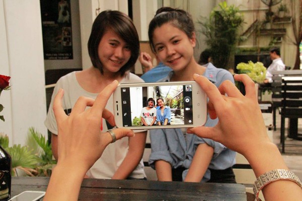 Chụp ảnh bằng smartphone đang là thói quen của nhiều người dùng tại Việt Nam (Ảnh minh họa)