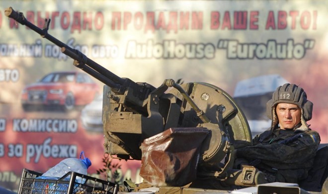 Xe bọc thép của quân đội Ukraine tham gia chiến dịch ở miền Đông (Nguồn: AP)