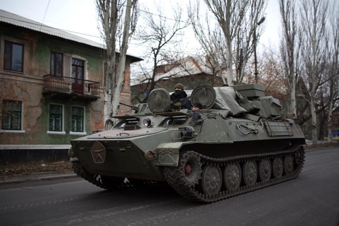 Xe bọc thép của lực lượng ly khai ở làng Tores, miền Đông Ukraine hôm 12/11 (Nguồn: AFP)