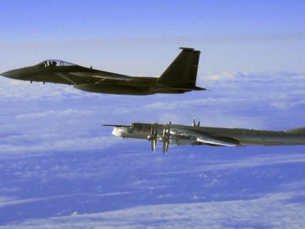 Máy bay F-15C của Mỹ bay chặn đầu máy bay ném bom TU-95 của Nga ở phía Tây Alaska. Ảnh: AP