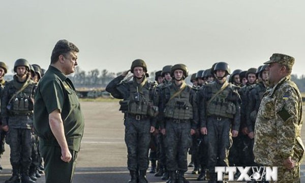 Tổng thống Poroshenko: "Hiện quân đội của Ukraine đang ở trong tình trạng tốt hơn so với 5 tháng trước." (Ảnh: AFP/TTXVN)