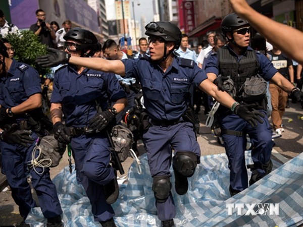 Cảnh sát giải tỏa tụ điểm biểu tình Mong Kok ngày 26/11. (Ảnh: AFP/TTXVN)