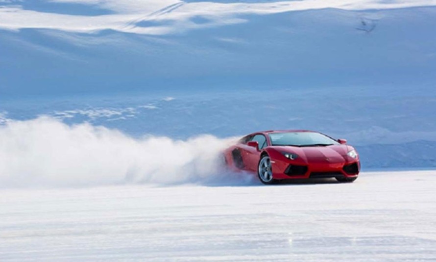 Lamborghini liều mình dùng siêu xe 'trượt băng' tại Nhật