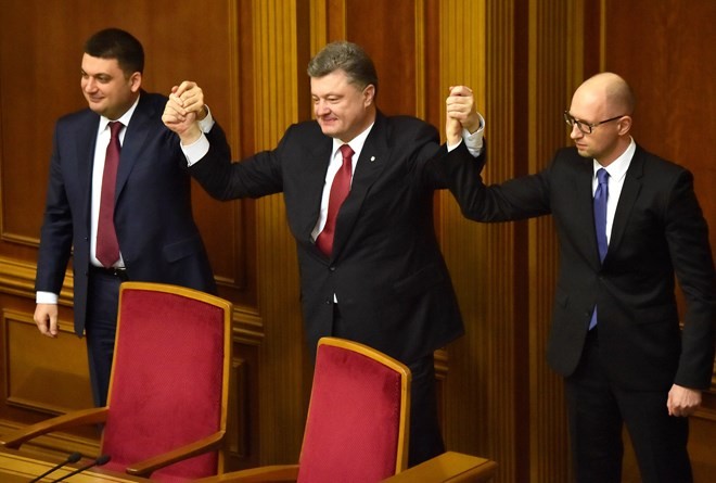 Tổng thống Ukraine Petro Poroshenko (giữa), Thủ tướng Arseniy Yatsenyuk (phải) và tân Chủ tịch Quốc hội Volodymyr Groysman tại phiên họp đầu tiên của Quốc hội. (Nguồn: AFP/TTXVN)