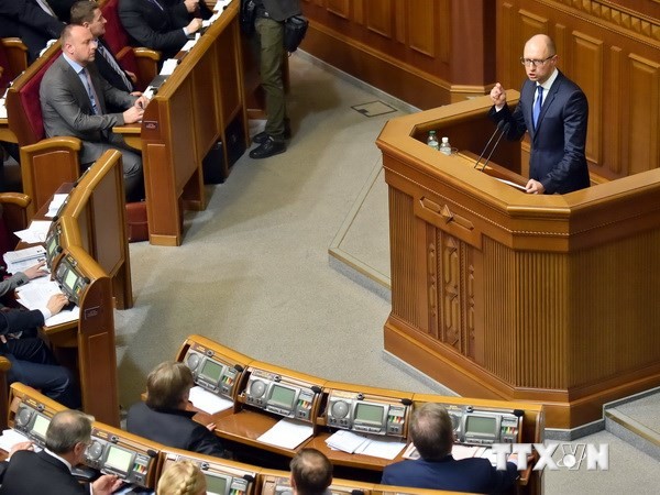 Thủ tướng A.Yatsenyuk phát biểu sau khi Quốc hội phê chuẩn nội các mới tại phiên họp ở Kiev ngày 2/12. (Nguồn: AFP/TTXVN)