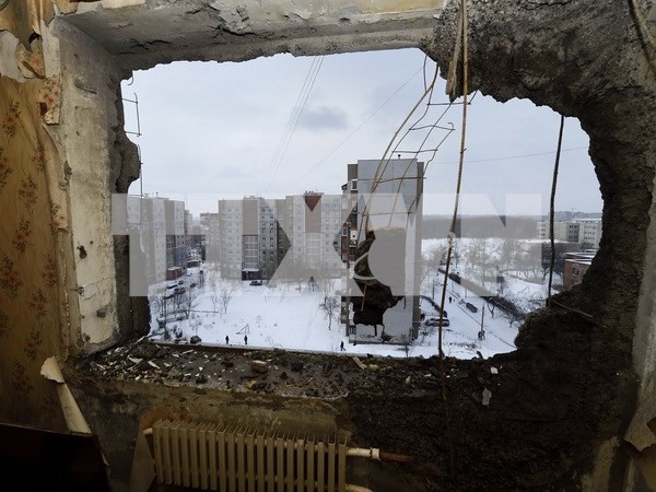 Một ngôi nhà bị hư hại do trúng đạn pháo tại Donetsk ngày 1/12. (Nguồn: AFP/TTXVN)