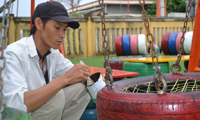 Dùng lốp cũ tạo sân chơi cho trẻ em Lý Sơn