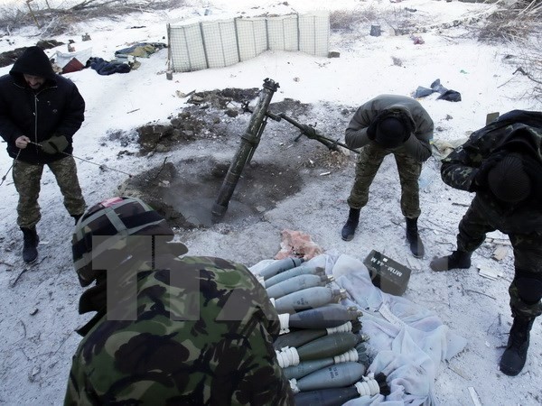 Binh sỹ Ukraine chuẩn bị bắn đạn pháo nhằm vào lực lượng ly khai tại làng Pisky, gần sân bay Donetsk ngày 5/12. (Nguồn: AFP/ TTXVN)