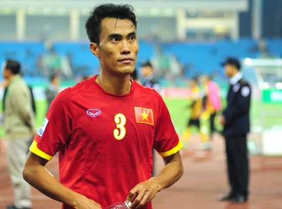 Trung vệ Phước Tứ rời sân sau trận thua Malaysia 2-4 tối qua. Ảnh: TN.