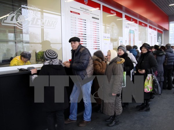 Người dân Ukraine xếp hàng nhận viện trợ nhân đạo tại Donetsk, Ukraine ngày 11/12. (Ảnh: AFP/TTXVN)