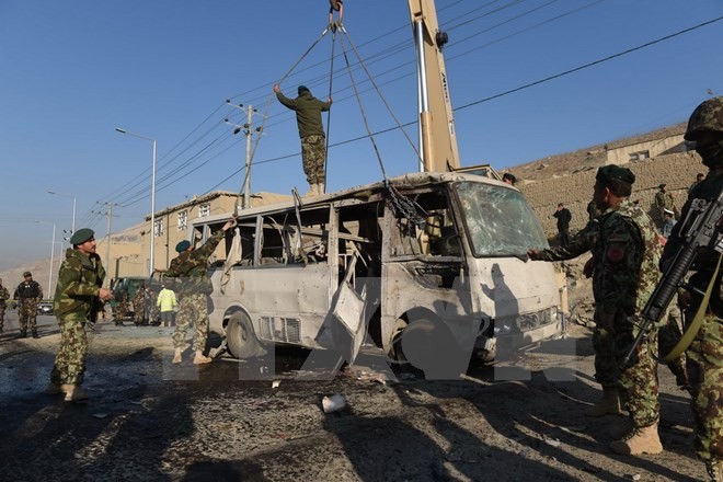 Nhân viên an ninh điều tra tại hiện trường một vụ đánh bom do phiến quân Taliban gây ra. (Nguồn: AFP/TTXVN)