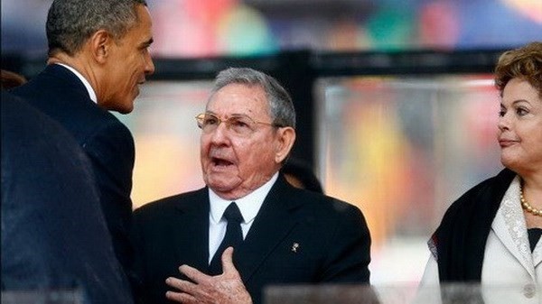 Tổng thống Mỹ Barack Obama bắt tay Chủ tịch Cuba Raul Castro tại lễ tang cựu Tổng thống Nam Phi Nelson Mandela. (Nguồn: Reuters)