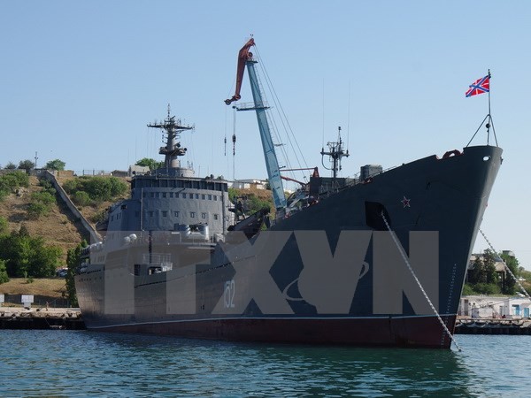 Tàu khu trục thuộc Hạm đội biển Đen của Nga tại vịnh Sevastopol ( Ukraine) ngày 19/6/2012. (Nguồn: THX/TTXVN)