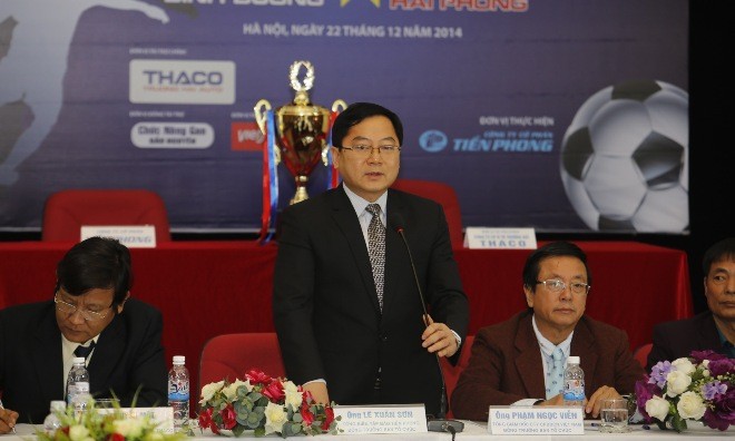 Tổng Biên tập báo Tiền Phong, ông Lê Xuân Sơn phát biểu tại buổi họp báo.