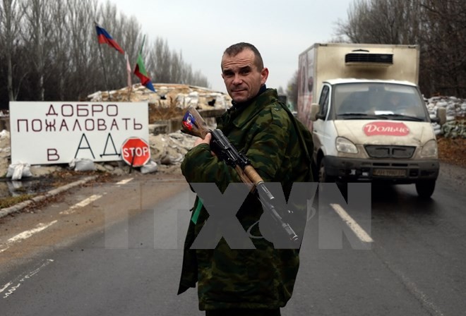 Lực lượng li khai thuộc CH Nhân dân Donetsk tự xưng gác tại một chốt kiểm soát ở thành phố Horlivka gần Donetsk ngày 13/12. Ảnh: AFP/TTXVN