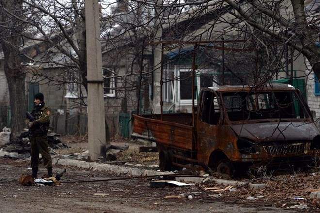 Đường phố bị tàn phá sao những trận pháo kích ở Donetsk. (Nguồn: kyivpost.com)