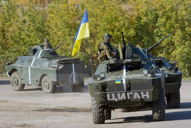 Xe quân sự Ukraine tuần tra gần Debaltseve thuộc tỉnh Donetsk. (Nguồn: AFP/TTXVN)