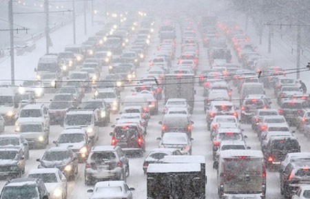 Đoàn xe mắc kẹt vì tuyết rơi quá dày. Cơ quan chức năng đã ghi nhận 500 vụ tai nạn chỉ trong 1 giờ đồng hồ ở thủ đô đất nước "bạch dương".