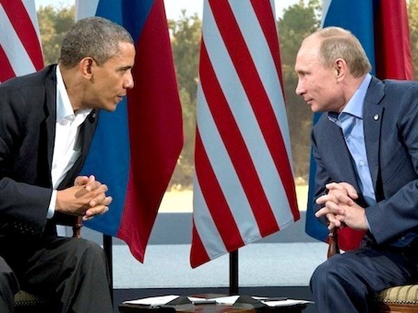 Tổng thống Mỹ Obama (trái) gặp Tổng thống Nga Putin ở Bắc Ireland, tháng 6/2013. (Nguồn: AP)