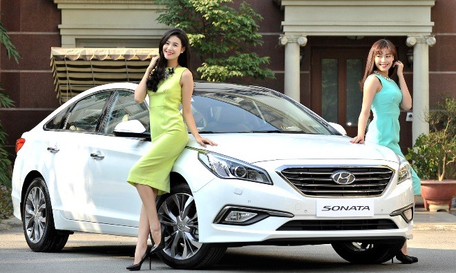 Hà Phương yểu điệu khoe dáng chuẩn bên Hyundai Sonata 2015