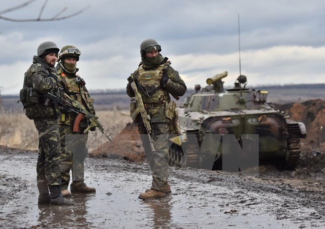 Binh sỹ quân đội Ukraine tại khu vực chiến sự ở ngoại ô thành phố Debaltseve, vùng Donetsk, miền Đông Ukraine. (Nguồn: AFP/TTXVN)
