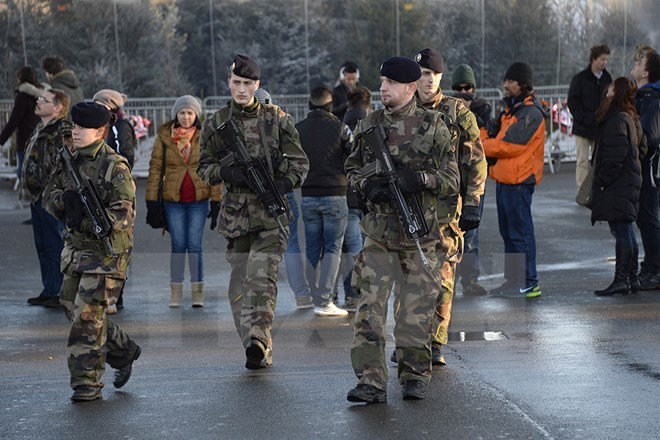 Binh sỹ Pháp tăng cường tuần tra tại thủ đô Paris. (Nguồn: AFP/TTXVN)