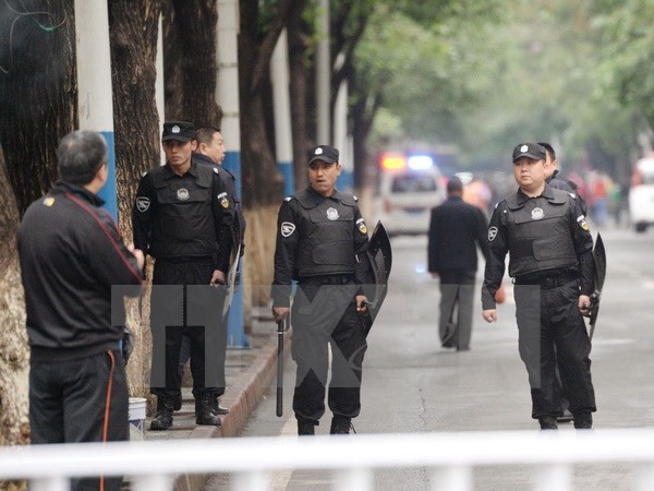Cảnh sát Trung Quốc tuần tra tại Tân Cương ngày 23/5. (Nguồn: Kyodo/TTXVN)