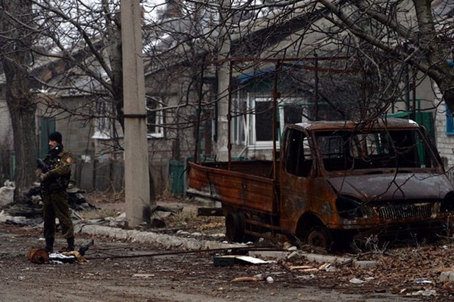 Đường phố bị tàn phá sau những trận pháo kích ở Donetsk. (Nguồn: kyivpost.com)