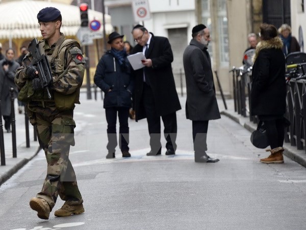  Cảnh sát Pháp tuần tra tại quận Marais ở thủ đô Paris, nơi đông người Do Thái sinh sống. (Nguồn: AFP/TTXVN)