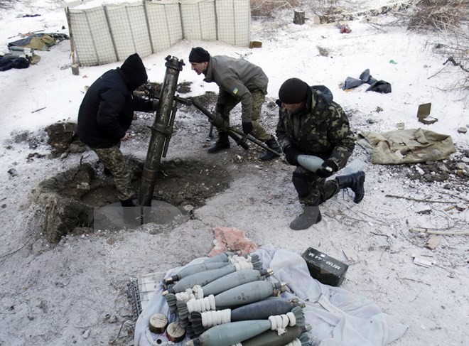 Binh sỹ Ukraine chuẩn bị bắn đạn pháo nhằm vào lực lượng ly khai tại làng Pisky, gần sân bay Donetsk. (Nguồn: AFP/TTXVN)