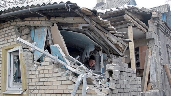 Một ngôi nhà tại khu vực Donetsk bị trúng đạn pháo. (Nguồn: RT)