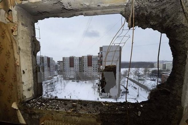 Một ngôi nhà bị hư hại do trúng đạn pháo tại Donetsk. Ảnh minh họa. Nguồn: AFP/TTXVN