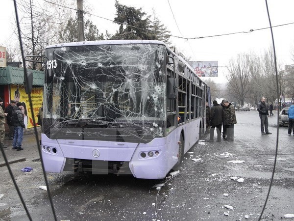 Chiếc xe bị hư hại do trúng đạn pháo tại Donetsk. Nguồn: THX/TTXVN