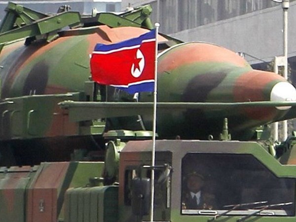 Một tên lửa hạt nhân được diễu hành trong buổi lễ ở Bình Nhưỡng. Ảnh: AP