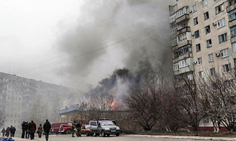 Một tòa nhà ở Mariupol bốc cháy sau khi trúng đạn pháo.
