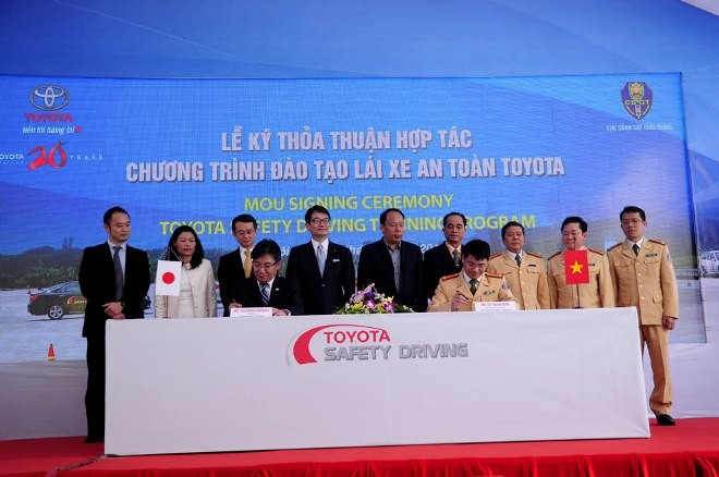 Toyota Việt Nam cùng Cục CSGT đào tạo lái xe an toàn