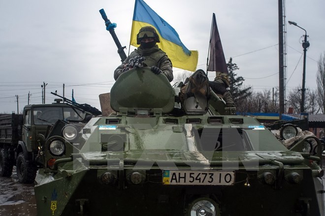 Xe quân sự Ukraine được triển khai tới Debaltseve, vùng Donetsk, miền Đông Ukraine ngày 1/2. (Nguồn: AFP/TTXVN)