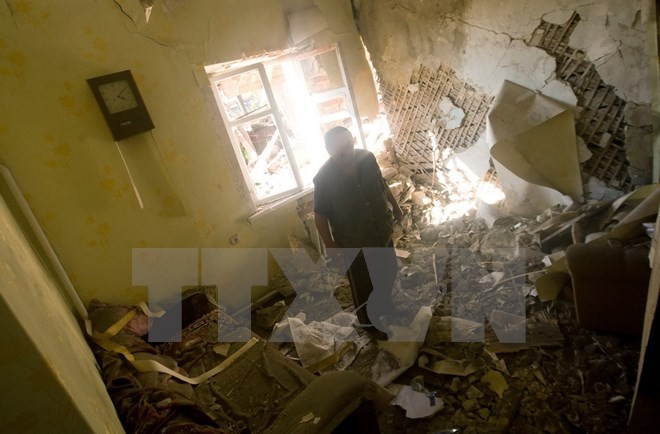 Khung cảnh hoang tàn sau vụ nã pháo vào ngôi làng Peski, ngoại ô Donetsk tháng 10/2014. (Nguồn: AFP/TTXVN)