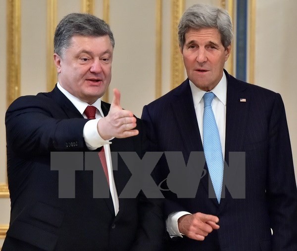 Ngoại trưởng Mỹ John Kerry (phải) cùng Tổng thống Ukraine. (Ảnh: AFP/TTXVN)