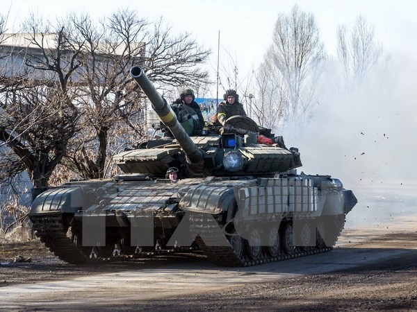 Xe tăng quân đội Ukraine tại thị trấn Debaltseve, khu vực Donetsk ngày 13/2. (Nguồn: AFP/TTXVN)