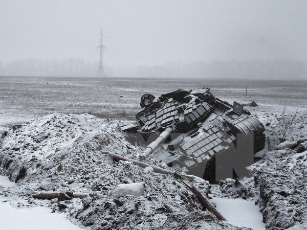 Một xe tăng của quân đội Ukraine vị phá hủy tại thị trấn Uglegorsk, 6km về phía Tây Nam tỉnh Debaltseve, Ukraine ngày 9/2. (Nguồn: AFP/TTXVN)